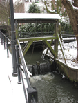 907687 Afbeelding van het besneeuwde sluisje in het Zwarte Water te Utrecht, bij de Oosterstroom (rechts).